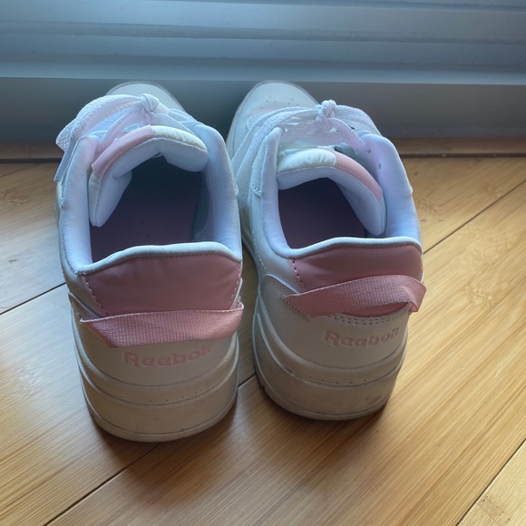 Reebok White with Pink Accents Leather Platform Sneaker Sz 7 - Picture 2 of 6